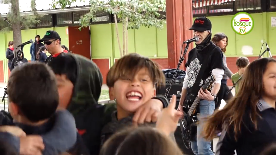 VIDEO| Full HD: La presentación completa de Los Peores de Chile que hizo rockear a los niños de un colegio