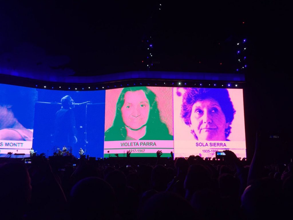 U2 rinde homenaje a mujeres líderes chilenas durante su concierto en el Estadio Nacional