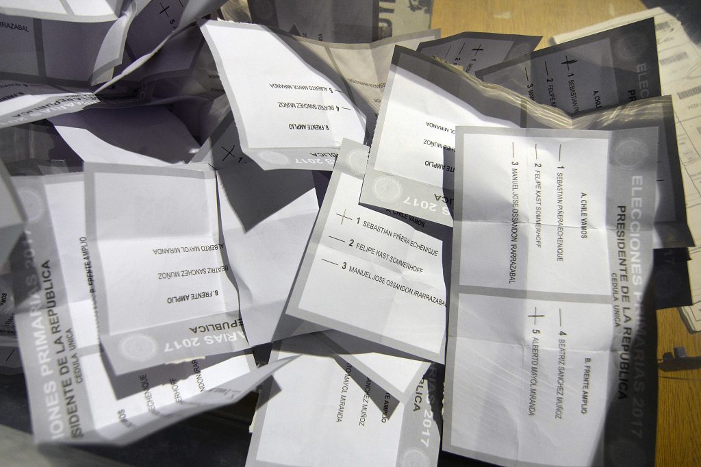 Votantes denuncian recibir «votos marcados» en distintos puntos de Santiago, Punta Arenas y Viña del Mar
