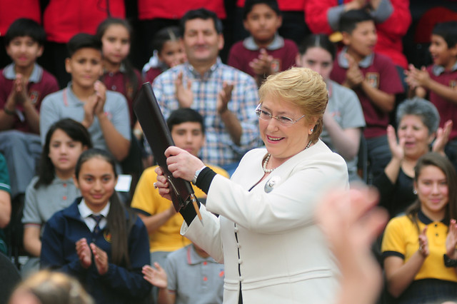 Bachelet al firmar la desmunicipalización: «Nos estamos haciendo cargo de nuestros retrasos como Estado»