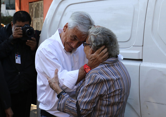 La caótica votación de Piñera: Lo recibieron con un «no más Piraña ladrón», dobló mal el voto y usó propaganda en recinto de votación