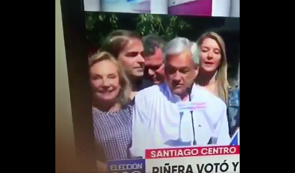 Toda la pantalla para él: Sebastián Piñera da empujones a Cecilia Morel en medio de conferencia de prensa