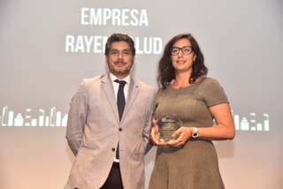 Chiletec premia a Sandra Gatica de Rayen Salud como mujer líder de la industria digital