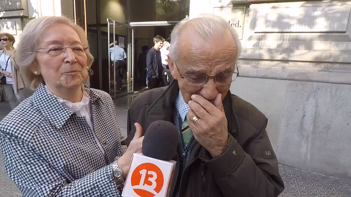 VIDEO| Chileno de 82 años se emociona hasta las lágrimas en Barcelona: “No votaba desde el 4 de septiembre de 1970”
