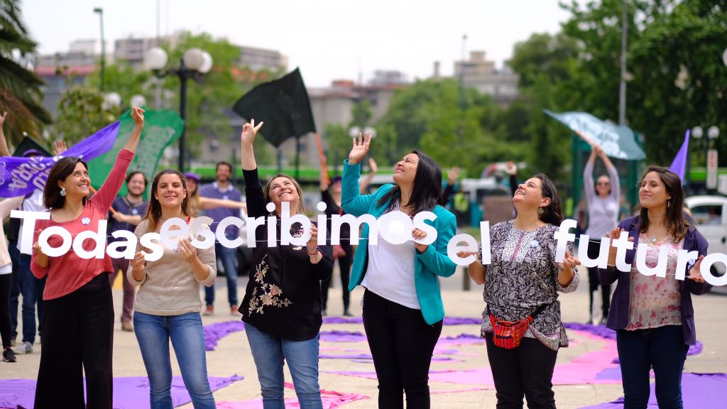 «Todas escribimos el futuro»: Mujeres homenajean a Elena Caffarena con intervención en Parque Bustamante