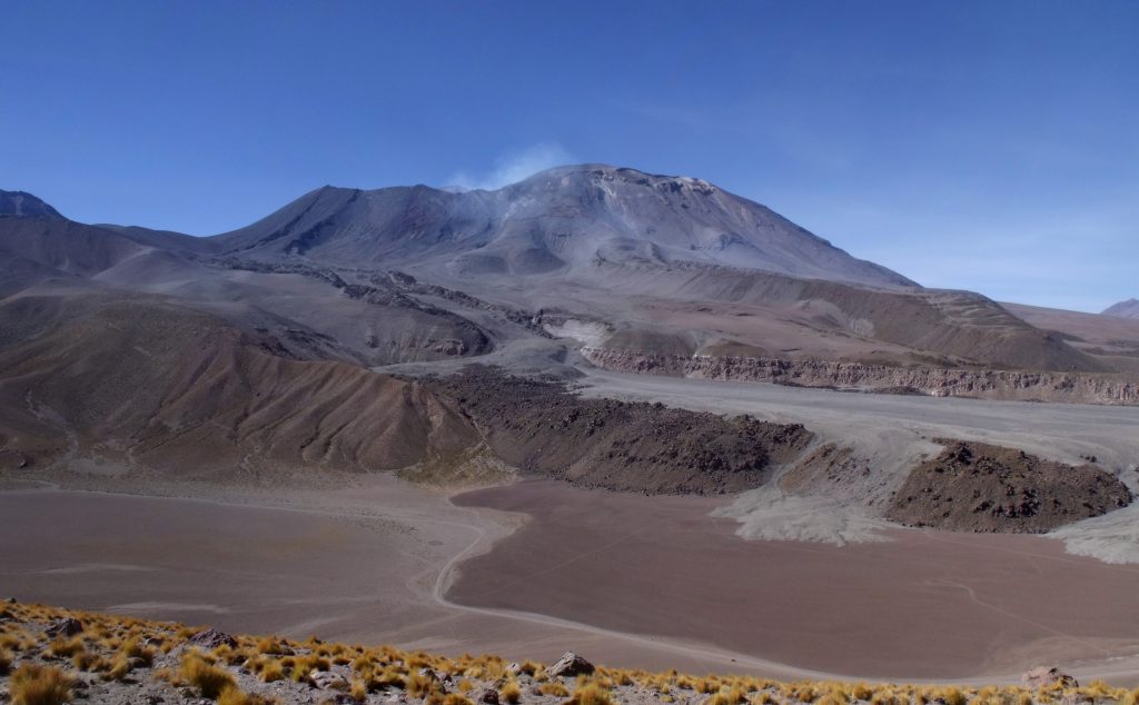 Colaboración entre Sernageomin y UCN fortalecerá el estudio y vigilancia de volcanes del norte de Chile