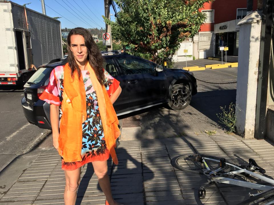 Vitacura: Extranjero encaró a mujer por estacionar mal su auto y ella le dijo que se fuera a su país porque Piñera es presidente