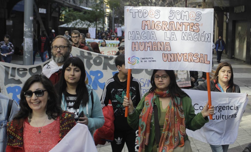 Mirada de género y un Estado racista: Libro relata la estadía de migrantes latinas en Chile y las pruebas que enfrentan