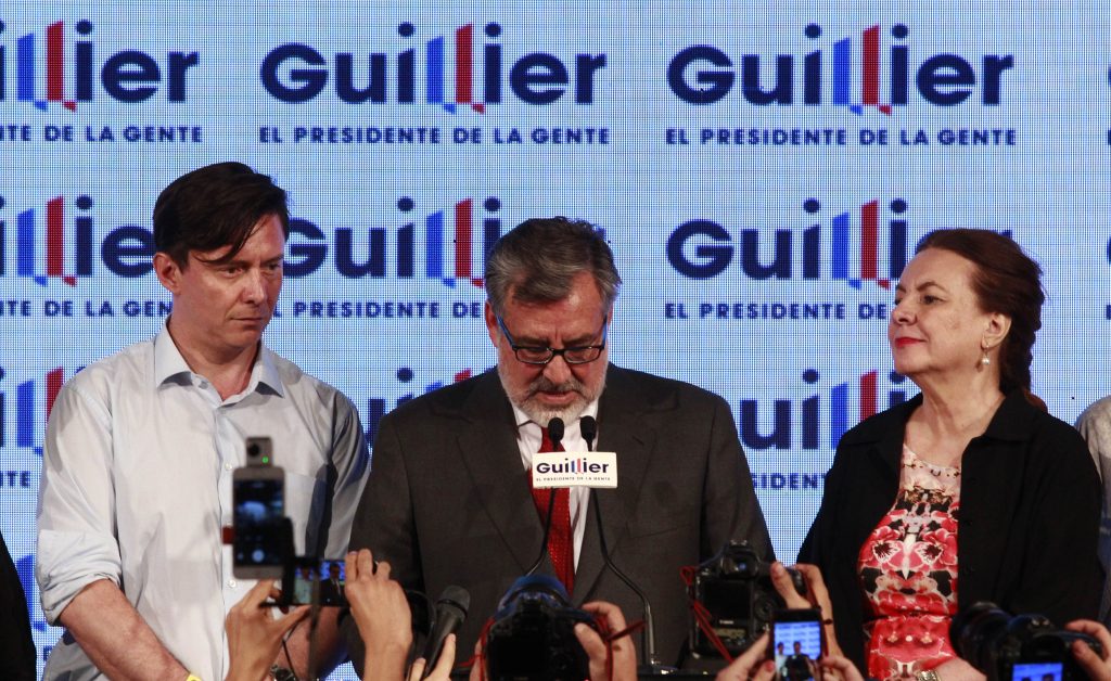 Guillier admite una «derrota dura» y llama a «la renovación de liderazgos y de las formas de hacer oposición»