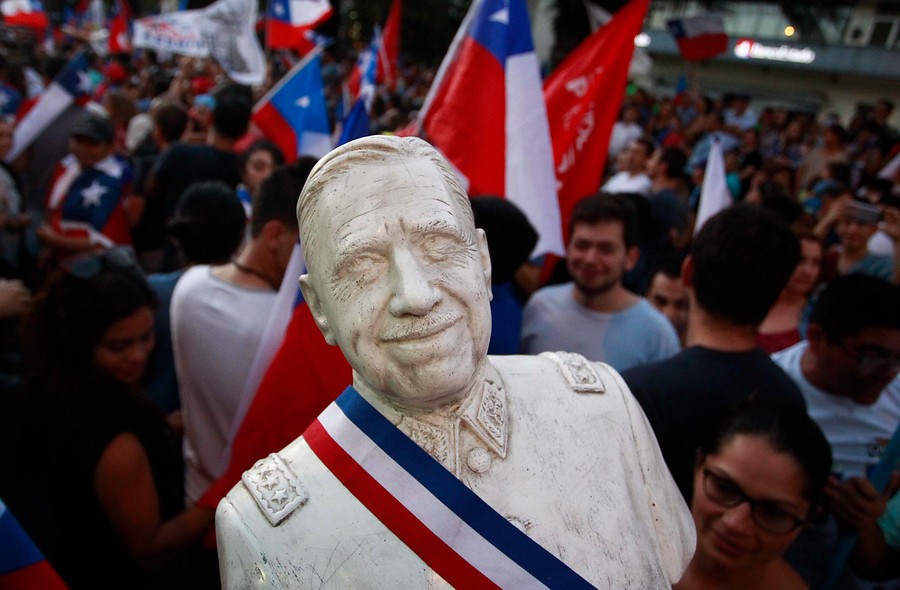 FOTOS| «Viva Chile y Pinochet»: Adherentes a Sebastián Piñera celebraron con busto del dictador