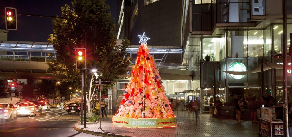 Más de 5 mil bolsas plásticas llenaron un árbol de navidad frente al Costanera Center