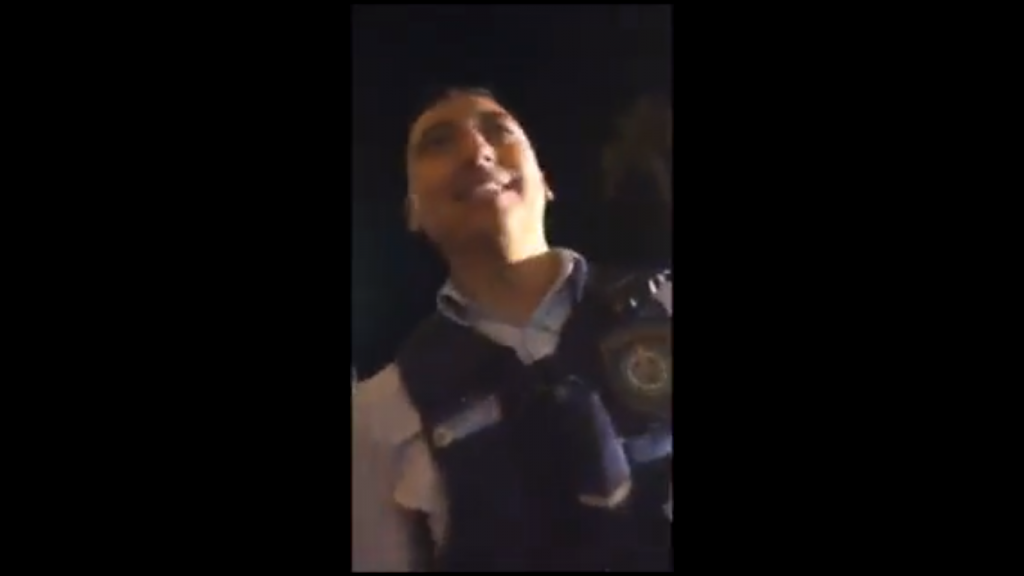 VIDEO| «¿Qué andan hueveando?»: Policía desata locura entre un grupo de chilenos que celebraba el año nuevo en Australia