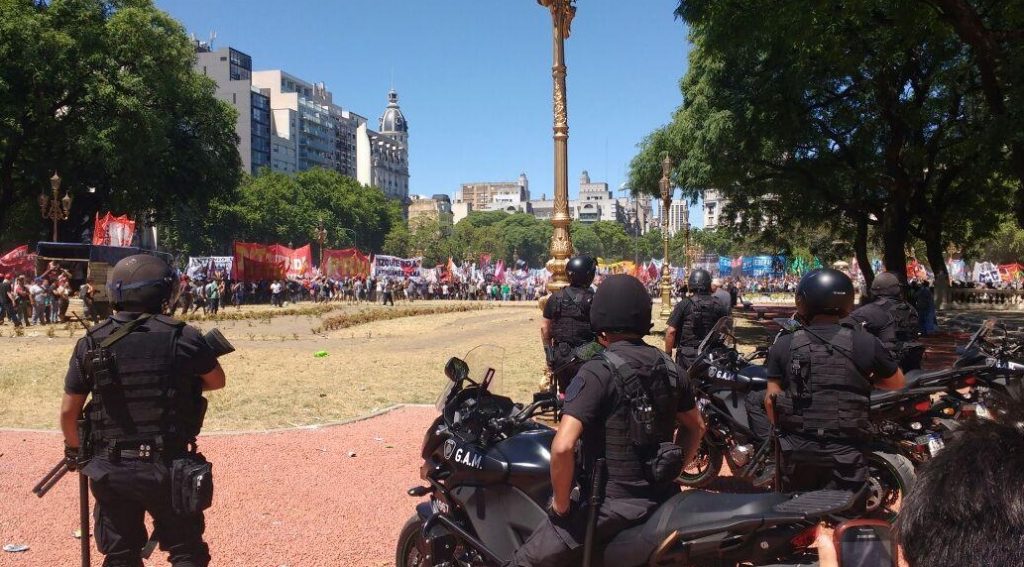 Habla reportero de Página/12 herido por represión en Argentina: «El policía me miró, vio que era fotógrafo y me disparó»