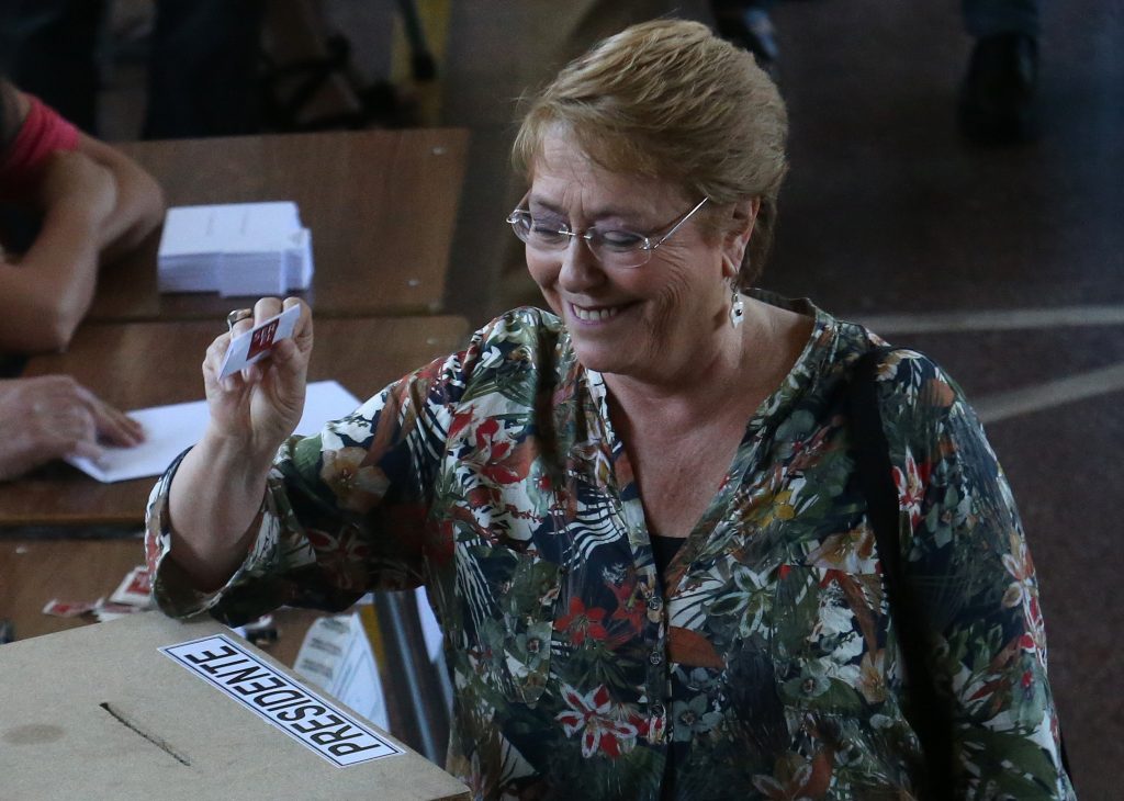 Presidenta Bachelet recibe ovación en local de votación en La Reina