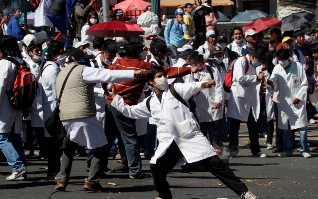 Médicos bolivianos en pie de guerra por ley que puede mandarlos a la cárcel en caso de negligencia