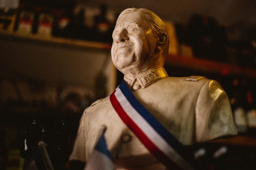 Habla el hombre que celebró el triunfo de la derecha con un busto de Pinochet: «A mí Piñera no me gusta»