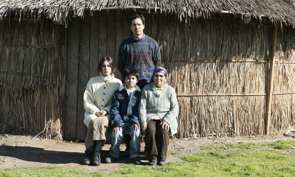 Obra de teatro “Ñuke, una mirada íntima hacia la resistencia mapuche” se presentará en La Araucanía, el Biobío y Santiago