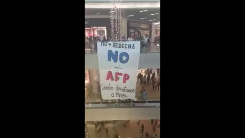 VIDEO| Despliegan lienzo en el Costanera Center llamando a unirse contra la derecha y Piñera