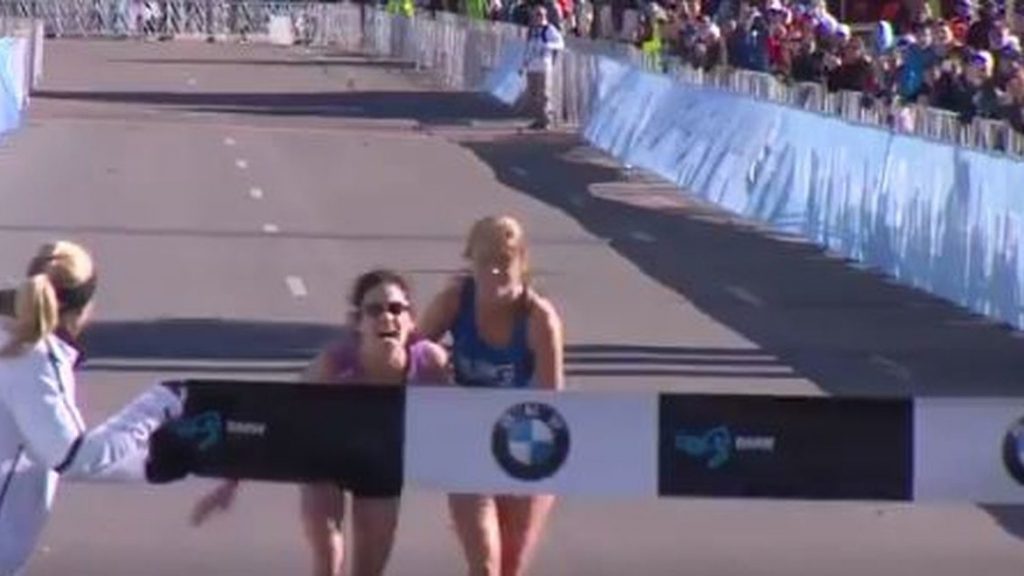 VIDEO| Nobleza y sororidad: Atleta ayudó a su compañera a levantarse y cruzar la meta en Maratón de Dallas