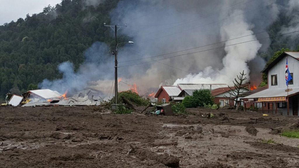Villa Santa Lucía: Aluvión deja un carabinero desaparecido y ocho viviendas destruidas