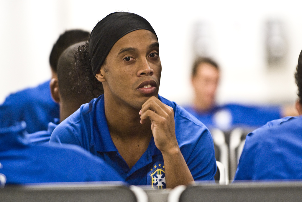El Barcelona quiere alejar su imagen de Ronaldinho por su apoyo a Bolsonaro