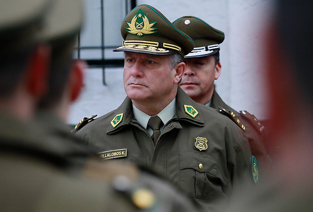 Se cae la cabeza de Carabineros: General Bruno Villalobos le presentó su renuncia a Piñera