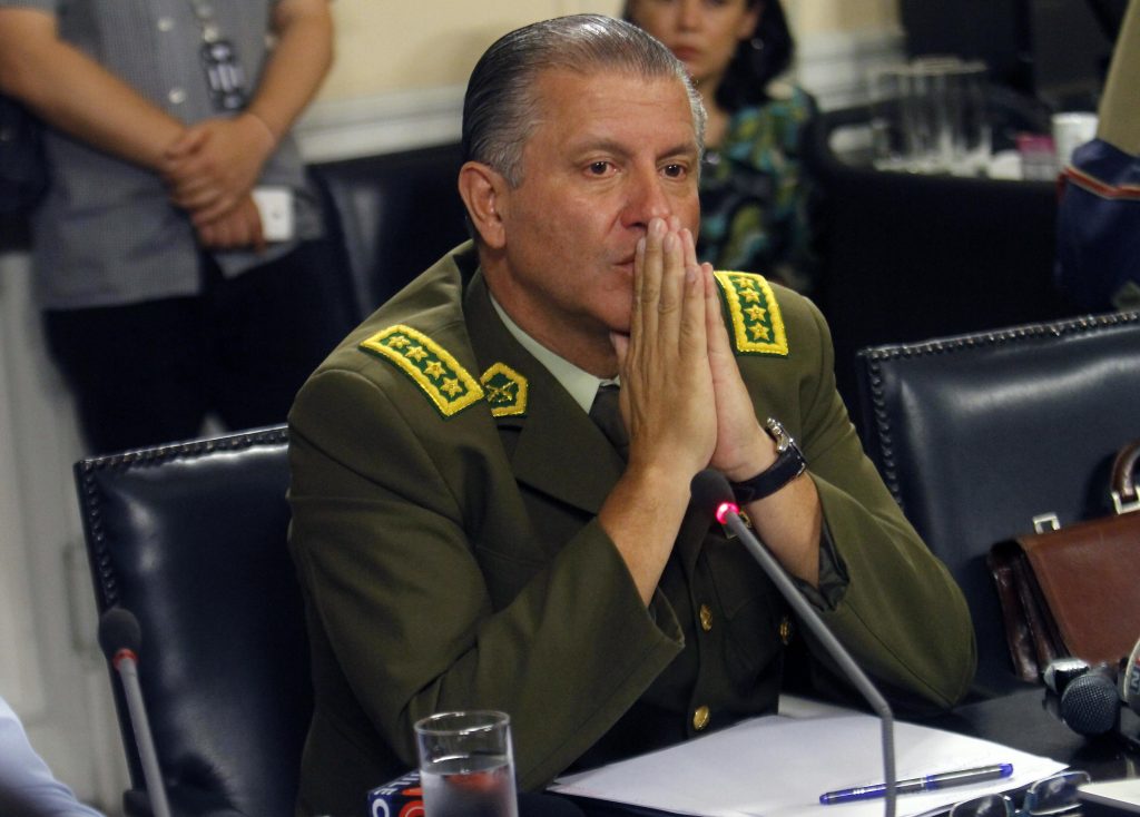 General Villalobos viaja a Miami en medio de la tensión en Carabineros por la «Operación Huracán»