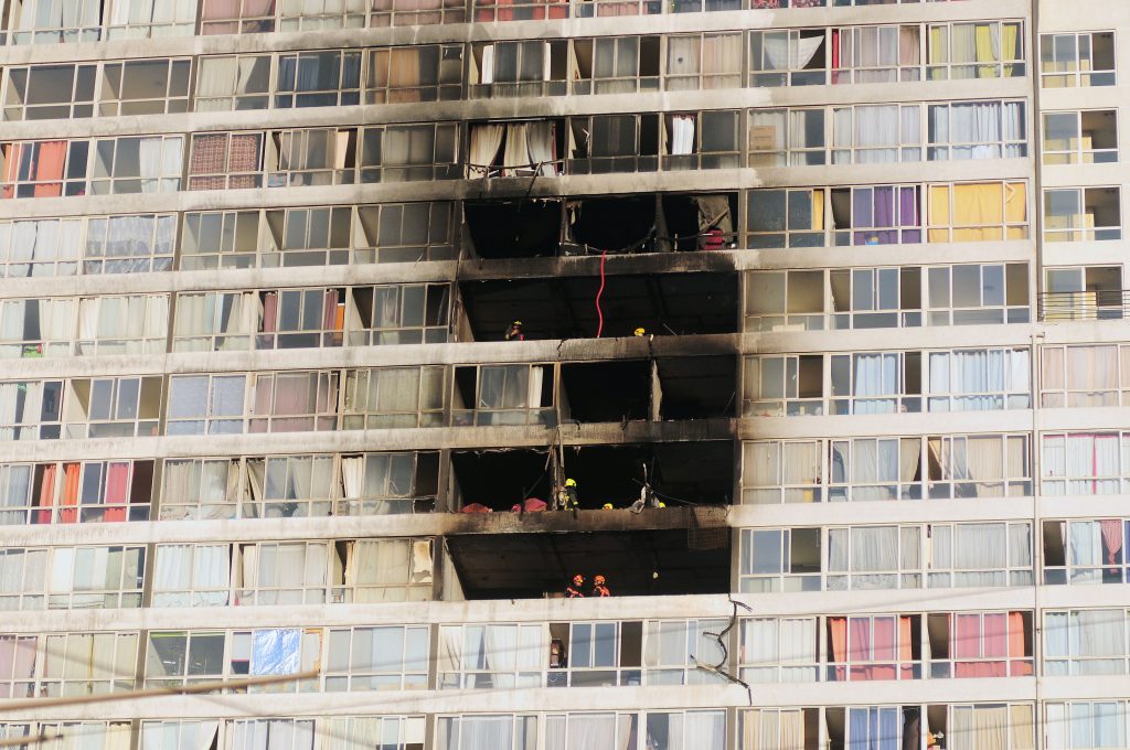 Bomberos por incendio en ‘gueto vertical’: «La mayoría de los edificios de la RM son una bomba de tiempo»
