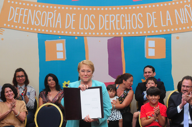 Por los derechos de niños, niñas y adolescentes: Michelle Bachelet promulga ley que crea la Defensoría de la Niñez