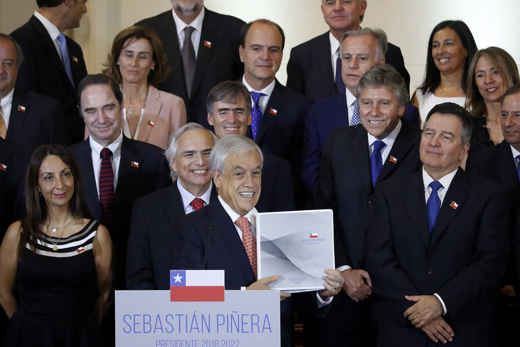 Mayoría de hombres, egresados de la UC y con promedio de 54,9 años: Así es el gabinete de ministros de Piñera