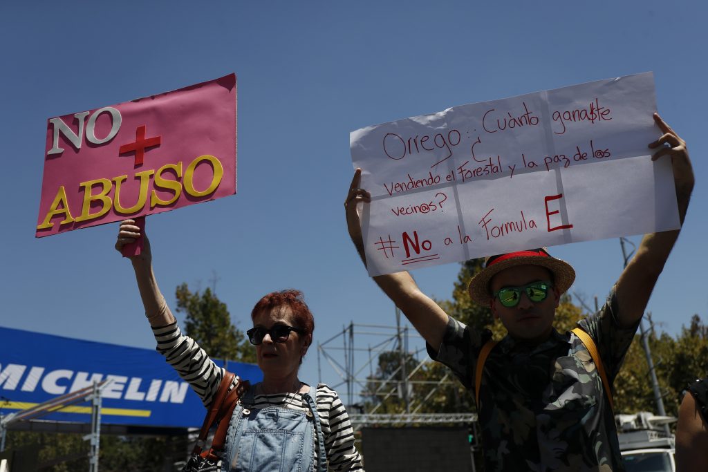 «Orrego, ¿cuánto ganaste vendiendo el Forestal?»: Vecinos de Santiago continúan protestando por Fórmula E