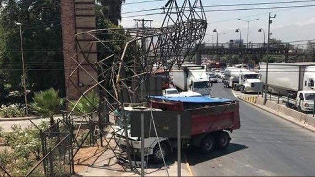 Choque de camión con torre de alta tensión produce corte masivo de luz en once comunas de Santiago