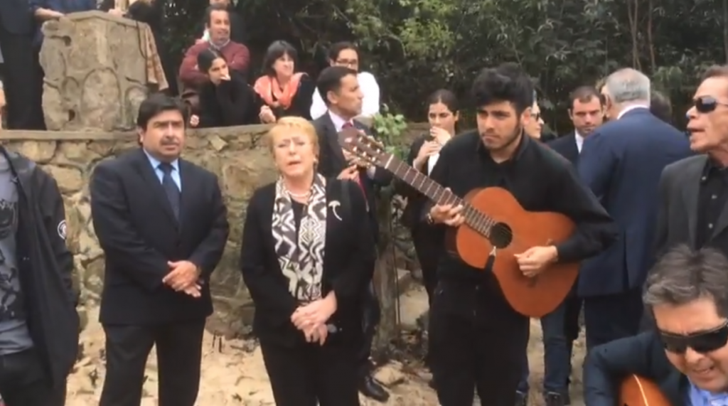 VIDEO| Presidenta Bachelet se sumó a cantarle una cueca en su despedida a Nicanor Parra