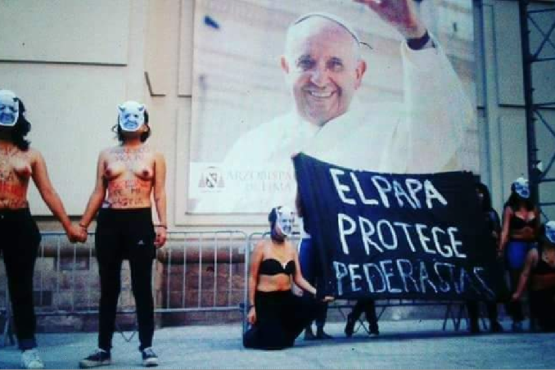 «El Papa protege pederastas»: Mujeres protestan en la catedral de Lima ante la llegada de Francisco