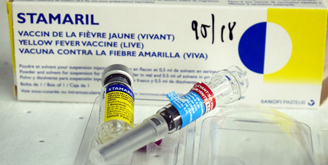 Vacaciones en crisis: Familias pernoctan en Vitacura a la espera de vacunas para la fiebre amarilla