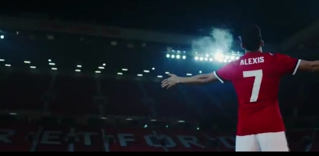 «Gloria, gloria a Alexis Sánchez»: Goleador chileno llega al Manchester United interpretando el himno del club en piano