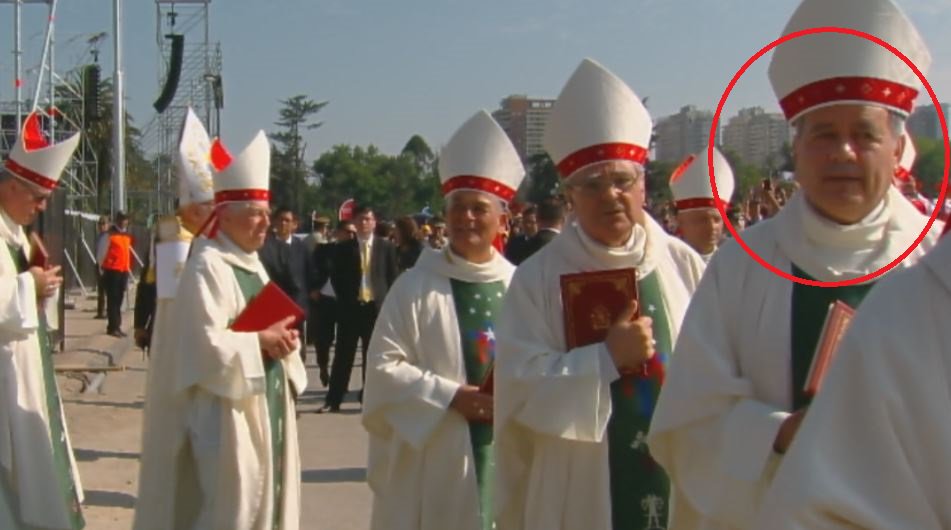 REDES| «De nada sirve que pida disculpas»: Indignación por presencia de obispo Juan Barros en masiva misa de Papa Francisco