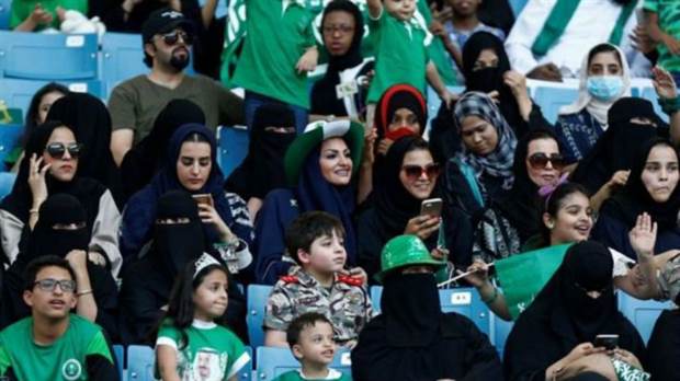 Arabia Saudita permite a mujeres asistir a partidos de fútbol por primera vez