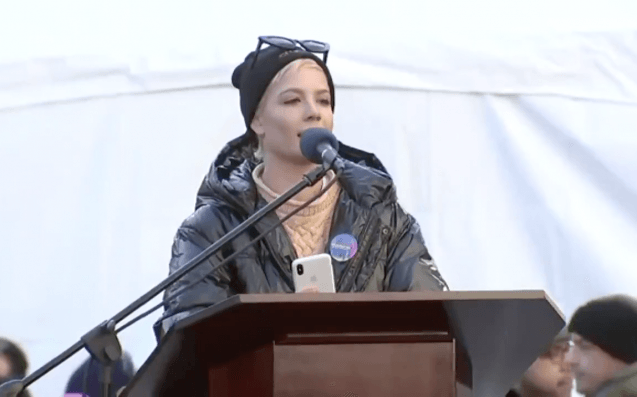 «No seremos libres hasta que todas lo seamos»: El emotivo poema feminista de Halsey en la Marcha de Mujeres