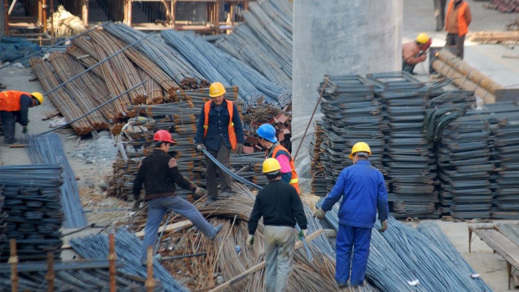 Obreros chinos matan a golpes a director de empresa tras anunciar 25.000 despidos