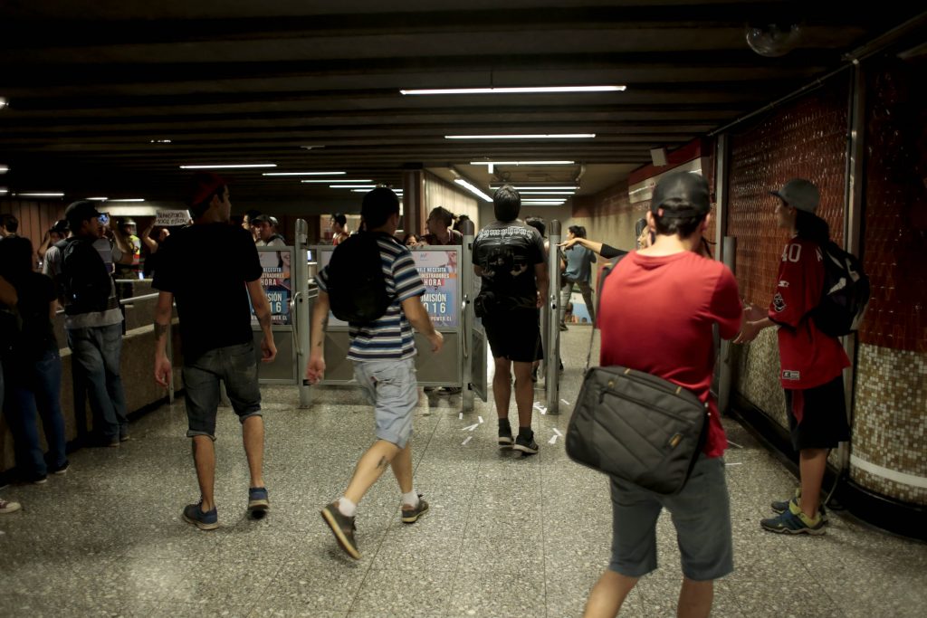 Convocan a «evasión masiva» contra el alza del pasaje en el Transantiago y el Metro