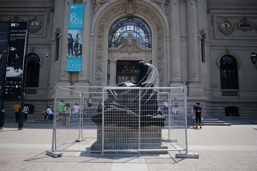 Fórmula E restaurará escultura de Rebeca Matte que fue dañada por camión en frontis del Museo de Bellas Artes