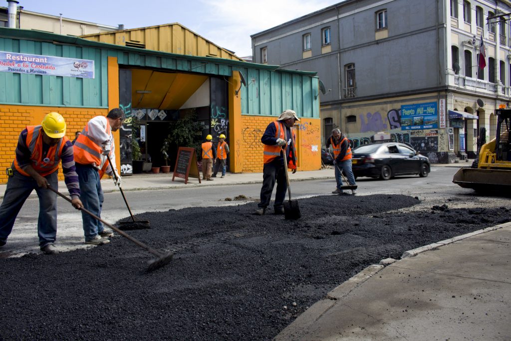 Municipio de Sharp pretende tapar hoyos de las calles de Valparaíso con la recaudación de permisos de circulación 2018