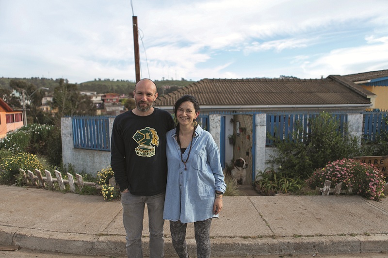 «Salirse del sistema»: La historia de una familia que se fue de Santiago, practica el trueque y vive con el sueldo mínimo