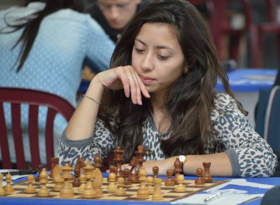 Damaris Abarca, tricampeona nacional de ajedrez: «Piñera tiene que valorar más al peón y respetar las reglas del juego»