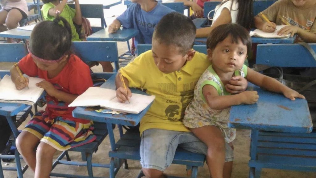 La tierna imagen del niño filipino que llevó a su hermana al colegio porque «su abuela tenía que trabajar»
