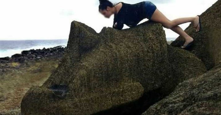 Comunidad Rapa Nui disconforme por sanción contra turista que se fotografió sobre un moai