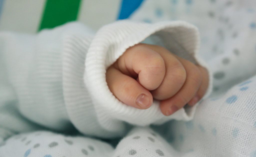 Bebé de tres semanas muere aplastada por sus padres mientras dormían en la misma cama