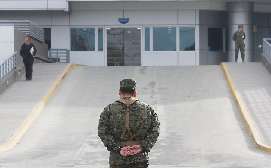 Formalizan a conscripto que se masturbó frente a grupo de niñas scout en el aeropuerto de Punta Arenas