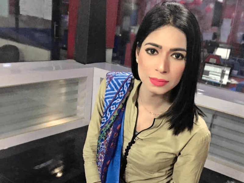 Maavia Malik, la primera mujer trans en ser presentadora de noticias en Pakistán